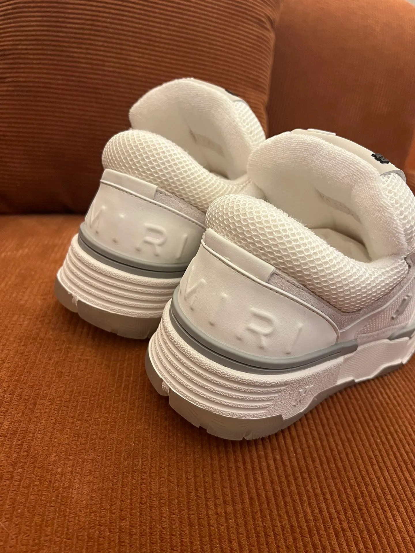 p620💰Men's shoes Amiri Emile's 2023 spring and summer new MA-1 bread shoes, couple models, casual sports shoes, sneakers Amiri gave up the rock punk style in the new season and used a large number of unsaturated colors, Morandi tones, whether you see or wear them, it will make people very happy. The large tongue of the bread shoes continues, shortens the length of the shoe body, thickens the midsole, and the toe part is more rounded. Amiri's brand letters and MA logo appear on the side of the shoe. Fabric: Original customized imported first-layer cowhide + mesh. Lining: Original customized breathable towel lining. Outsole. Foam combination material. Bottom thickness: 4CM. Size: Men's 39-45